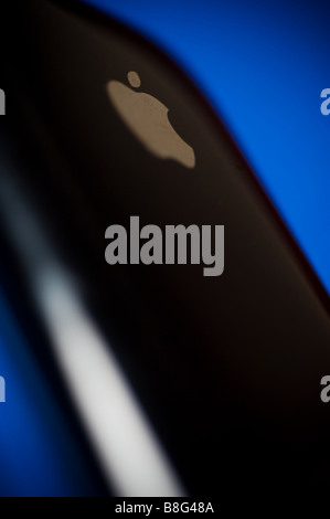 Die Rückseite eines Apple iPhone 3G auf blauem Hintergrund Stockfoto
