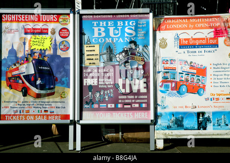 Plakate für London-Bus-Touren Stockfoto