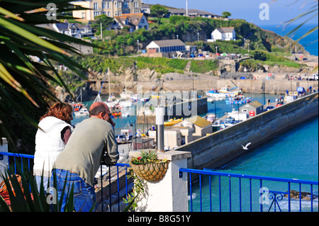 Ein paar mit Blick auf Hafen von Newquay cornwall Stockfoto