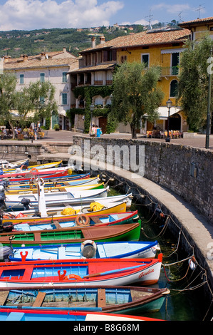 Boote im Hafen von Torri del Benaco Lake Garda Italien Stockfoto