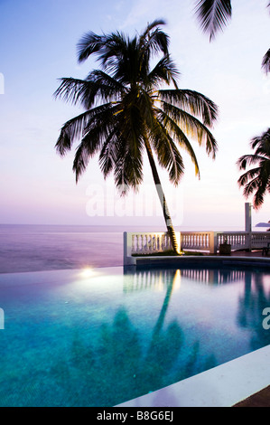 Luxus-Infinity-Swimmingpool mit Kokospalme Big Corn Island Karibik Nicaragua Stockfoto