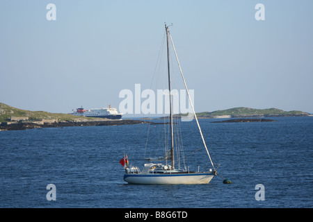 Segelboot und clansman Caledonian macbrayne Fähre anreisen, castlebay Isle of Barra, Schottland, Juni 2007 Stockfoto