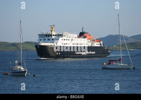 Clansman Caledonian macbrayne Fähre anreisen, castlebay mit Segelbooten Isle of Barra, Schottland, Juni 2007 Stockfoto