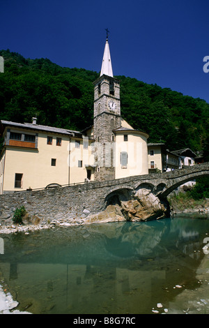 Italien, Aostatal, Lys-Tal, Fontainemore, Fluss Lys und Kirche Sant'Antonio Abate Stockfoto