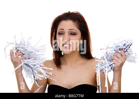 ethnische Frau Papierschnitzel hochhalten und schreien Stockfoto