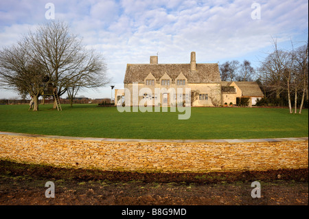 EIN RENOVIERTES BAUERNHAUS IN OXFORDSHIRE UMGEWANDELT IN EIN ENERGIESPARENDES HAUS MIT EINER WINDKRAFTANLAGE UND BODEN QUELLE HEIZUNG UK Stockfoto