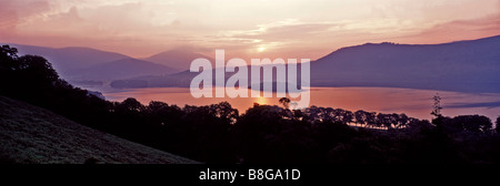 Sonnenuntergang über Derwent Water von Keswick im Lake District Stockfoto