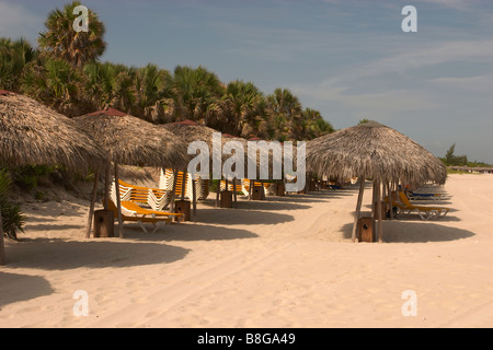 Sonnenschutz Betten und Sonne Sonnenschirme am Strand Varadero Kuba Stockfoto