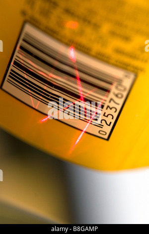 Laser-scanning-einen UPC-barcode Stockfoto