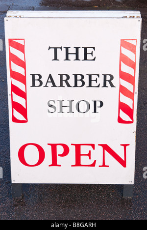 Die Barber Shop Schild "geöffnet" außerhalb eines britischen Barbiere Shop salon Stockfoto