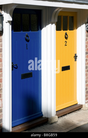 Schatten nähert sich blaue und gelbe Türen Stockfoto