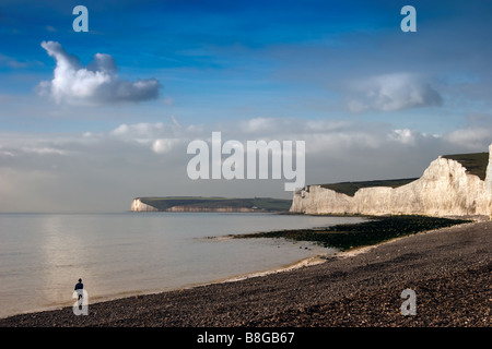 Mann in der Kontemplation, während zu Fuß entlang des Strandes am Birling Gap mit Blick auf die sieben Schwestern Stockfoto