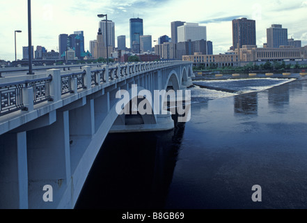 Minneapolis von 3rd Avenue Bridge gesehen Stockfoto