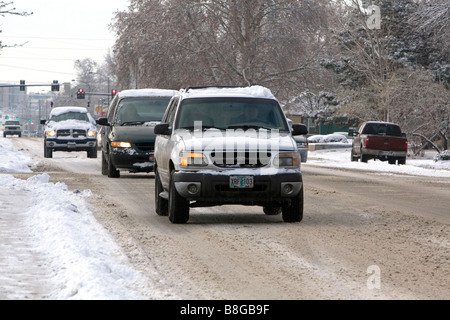 Autos fahren im Winter Schnee in Boise, Idaho USA Stockfoto