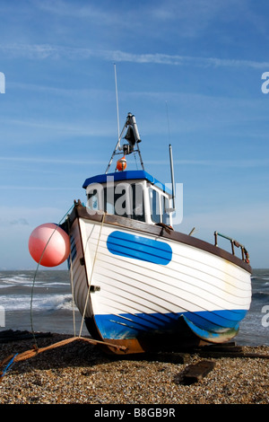 Fischerboot auf Dungeness Strand Stockfoto