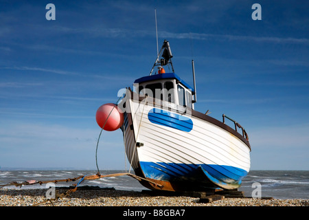 Fischerboot auf Dungeness Strand Stockfoto