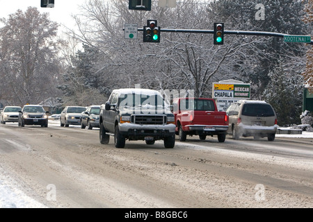 Autos fahren im Winter Schnee in Boise, Idaho USA Stockfoto