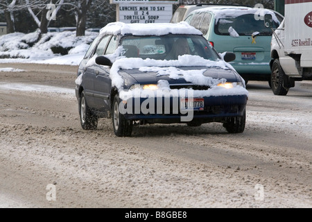 Autos fahren im Winter Schnee in Boise, Idaho USA Stockfoto