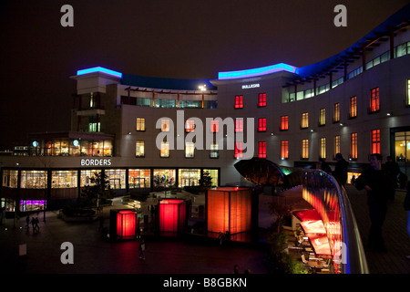 neue Geschäfte und Licht anzeigen in der Nacht auf Cube Brunnen in Saint-Martins-Platz an der Stierkampfarena Birmingham UK Stockfoto