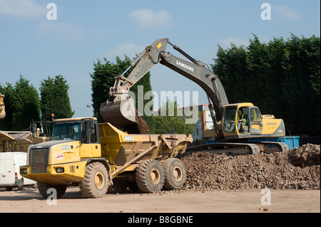 Samsung verfolgt Bagger laden eine Glocke Muldenkipper auf einer Baustelle im Vereinigten Königreich Stockfoto