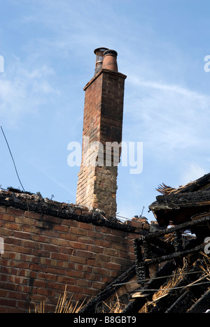 Schornstein nach Reetdach Feuer auf Bauernhof Haus Hütte zeigt verbrannt Dachstühle stehen gelassen Stockfoto