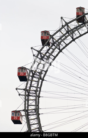 Dieses Bild zeigt einen Ausschnitt von dem Wiener Riesenrad (Wiener) Riesenrad vor blauem Himmel Stockfoto