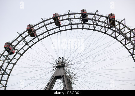 Dieses Bild zeigt einen Ausschnitt von dem Wiener Riesenrad (Wiener) Riesenrad vor blauem Himmel Stockfoto