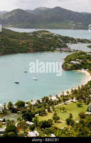 Blick von Shirley Heights über Galleon Beach auf der karibischen Insel Antigua in Antigua und Barbuda Stockfoto