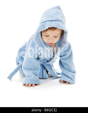 Baby Junge im blauen Gewand über weiß Stockfoto