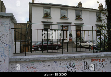 Abbey Road in London NW8. Veranstaltungsort für die Aufnahme des Beatles Albums. Graffiti an der Wand auf Website Stockfoto