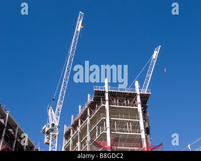 Zwei Luven Fock Turmdrehkrane im Einsatz auf einer Baustelle in Knightsbridge London Januar 2009 Stockfoto