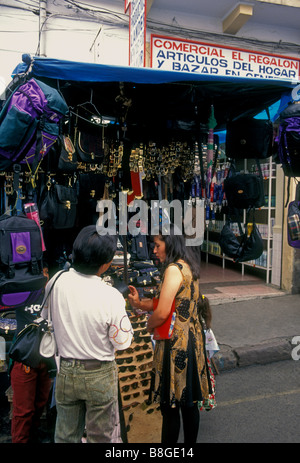 Ecuadorans, ecuadorianischen Volk, Straßenverkäufer, Ipiales Markt, Mercado Ipiales, Quito, Provinz Pichincha, Ecuador, Südamerika Stockfoto