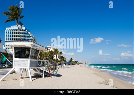 Rettungsschwimmer-Hütte am Strand von Fort Lauderdale mit dem Trump Hotel hinter, Gold Coast, Florida, USA Stockfoto