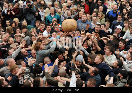 Das Atherstone Ball Spiel am Faschingsdienstag in Warwickshire England Großbritannien. Bild von DAVID BAGNALL Stockfoto