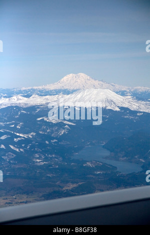 Luftaufnahme des Mount Rainier und Mount St. Helens in Washington USA Stockfoto