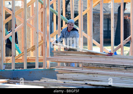 Ein Arbeiter nimmt ein Board für ein neues Zuhause. Oklahoma City, Oklahoma, USA. Stockfoto
