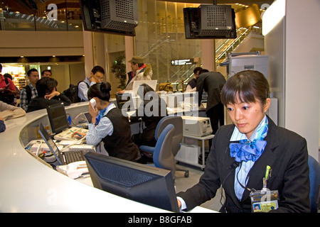 Ticket-Agent für All Nippon Airways am Narita Internationaler Flughafen Tokio Japan Stockfoto