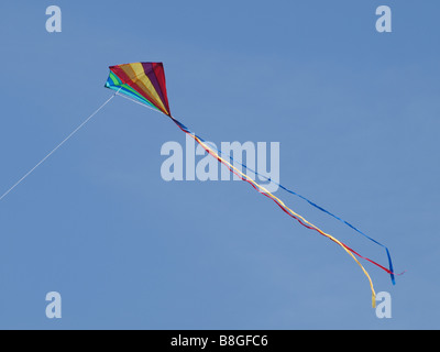 Bunte traditionelles Drachensteigen vor einem strahlend blauen Himmel Stockfoto