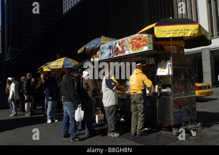 American Diner Line-up für orientalische Suppen auf der Sixth Avenue in New York am Samstag, 21. Februar 2009 Frances M Roberts Stockfoto