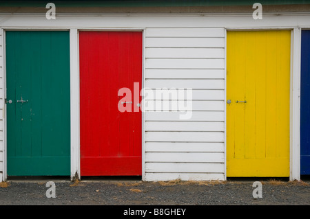 Bunt bemalte rot gelb und grün Holztüren Stockfoto