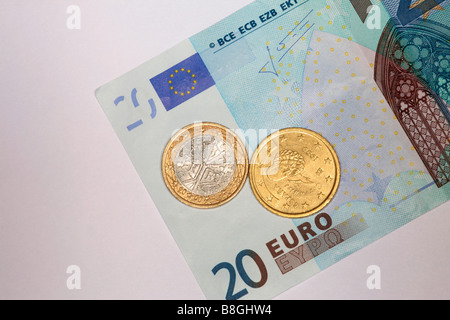 20-Euro-Schein mit Münzen Stockfoto