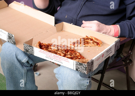 Pizza-Bringdienst macht gutes Mittagessen bei Veranstaltung Stockfoto