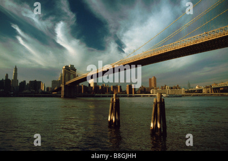 Goldener Herbst Licht beleuchtet Brooklynbridge in Richtung Manhattan aus Brooklyn im Rückblick: Oktober. Post 9/11. New York, USA Stockfoto