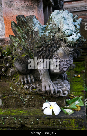 Dämon-Statue im Tempel Pura Taman Saraswati in Ubud, Bali, Indonesien Stockfoto