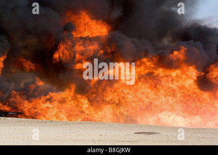 Jet Fuel Feuer an einem Flughafen Firefigher Schulungseinrichtung in Boise, Idaho USA Stockfoto