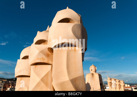 Schornsteine auf dem Dach der Casa Mila von Antoni Gaudi Barcelona, Spanien Stockfoto