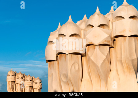 Schornsteine auf dem Dach der Casa Mila von Antoni Gaudi Barcelona, Spanien Stockfoto