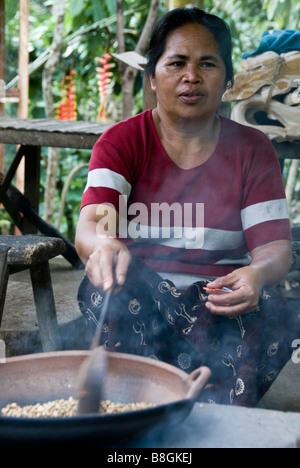 Indonesierin Rösten von Kaffeebohnen in Bali Stockfoto