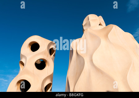 Skulptur auf dem Dach der Casa Mila von Antoni Gaudi Barcelona, Spanien Stockfoto