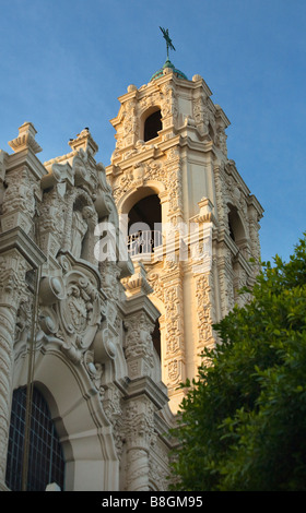 Vordere Schnitzereien verzierten Fassade Kirchturm Kreuz Mission Dolores Saint Francis De Assis San Francisco in Kalifornien Stockfoto